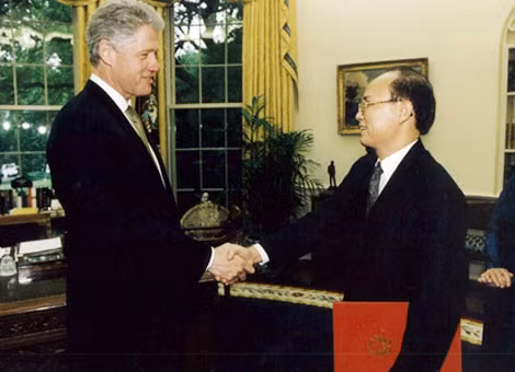 Đại sứ Lê Văn Bàng (giữa) gặp Tổng thống Mỹ Bill Clinton năm 1997 về việc mở cơ quan ngoại giao. Đại sứ Lê Văn Bàng (giữa) gặp Tổng thống Mỹ Bill Clinton năm 1997 về việc mở cơ quan ngoại giao.