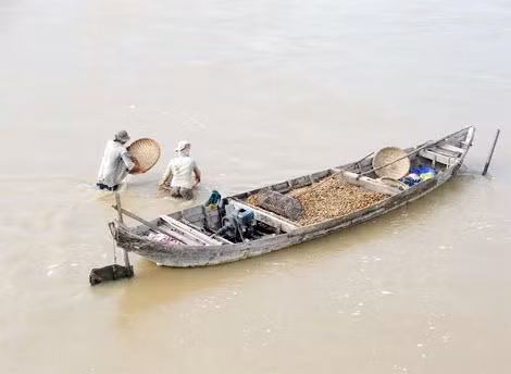 Tất bật khai thác sạn dưới lòng sông bằng phương pháp thủ công.