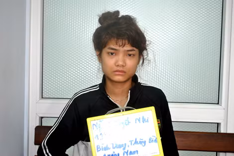 "Chân dài" Nguyễn Thị Tuyết Nhi vừa là nạn nhân trong phi vụ "tình, tiền, thuốc" vừa là chân rết cung cấp thuốc lắc tại các vũ trường, quán bar cho trùm Duy.