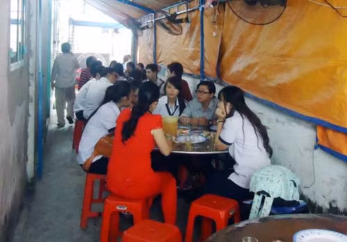 Ngôi nhà nạn nhân, nơi tổ chức tang lễ. Ngôi nhà nạn nhân, nơi tổ chức tang lễ.
