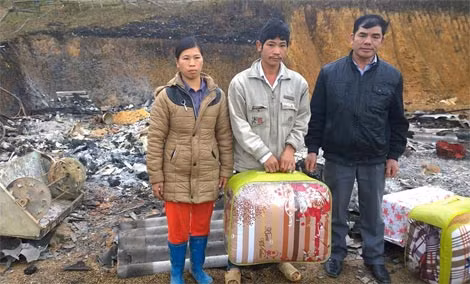 Lãnh đạo xã Thượng Quan tặng chăn ấm cho gia đình anh Quế.