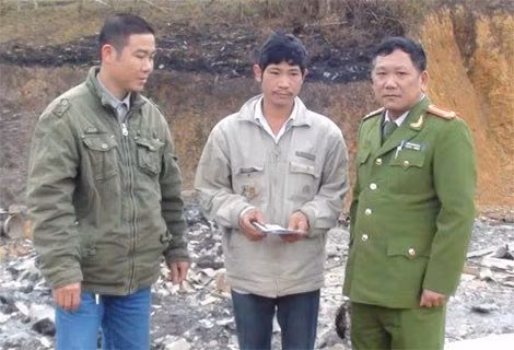 Đồng chí Đinh Quang Huy - Phó Giám đốc Công an tỉnh trao quà hỗ trợ gia đình anh Hoàng Văn Quế, Công an viên thôn Khuổi Đăm bị cháy.