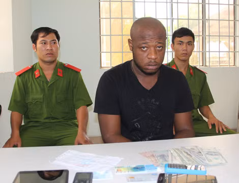 Đối tượng Nicholas Starr cùng tang vật.