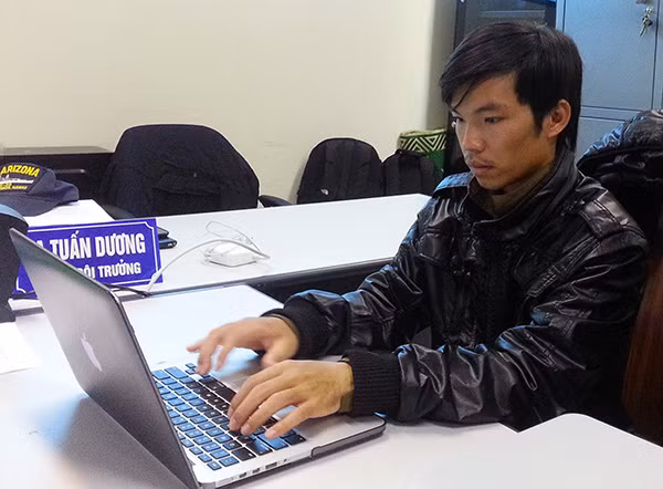 Nguyễn Đặng Quang Hưng thực hiện các thao tác trộm cắp tài khoản iCloud của người sử dụng iPhone với mục đích tống tiền.