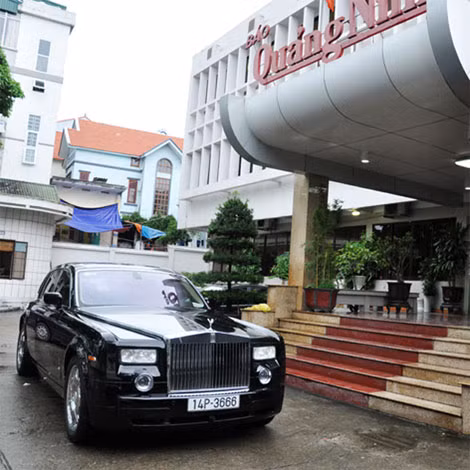 Siêu xe Rolls Royce Phantom ủng hộ đồng bào vùng lụt.