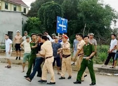 Hai đối tượng bị khống chế đưa về trụ sở Công an để điều tra làm rõ vụ việc.