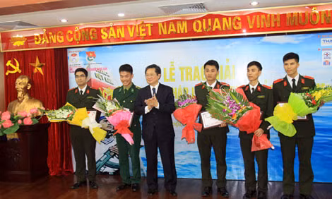 Đại diện Ban Tổ chức trao giải khuyến khích cho các nhóm tác giả.