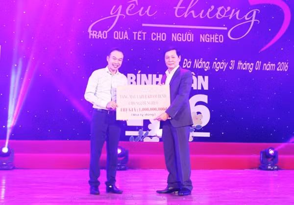 Đại diện Công ty CP Bắc Nam 79, Công ty CP Xây dựng 559 tặng quà tại chương trình “Xuân yêu thương”