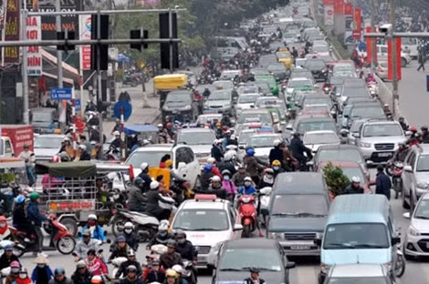 Nhiều tuyến đường xảy ra ùn tắc kéo dài.