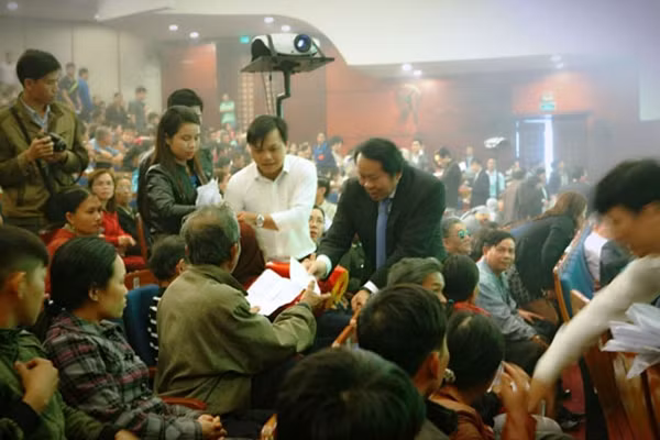 Ông Thân Đức Nam, ông Huỳnh Đức Thơ tặng quà cho các hộ nghèo và đại diện các quận, huyện.