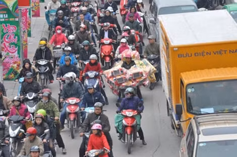 Dù là ngày nghỉ nhưng người dân vẫn đổ ra đường để sắm Tết nên lượng phương tiện tăng đột biến.
