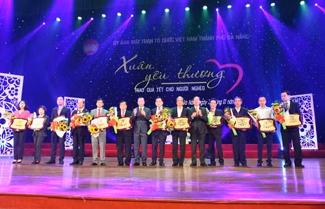 Bí thư Thành ủy Đà Nẵng Nguyễn Xuân Anh tặng hoa cho các cá nhân, đơn vị tài trợ.