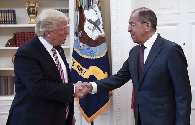 Tổng thống Mỹ Donald Trump đã nồng nhiệt tiếp đón Ngoại trưởng Lavrov tại Nhà Trắng (Ảnh: AP)
