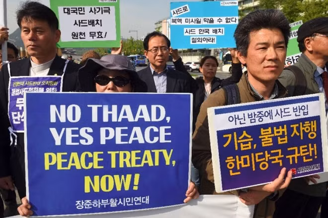 Ông Jo Young Sam (người mặc áo vest, đeo kính) trong dòng người biểu tình chống triển khai hệ thống THAAD ở Hàn Quốc. Ảnh: Korea Times