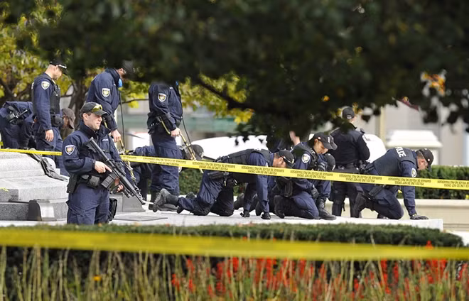 Cảnh sát Quebec khám nghiệm hiện trường vụ xả súng (Ảnh: CTV Canada)