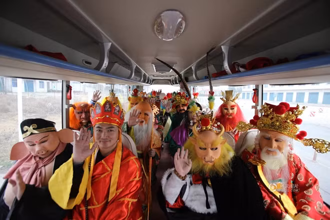 "Đường Tăng", "Ngưu Ma vương" và các thánh, thần cùng yêu quái vẫy chào cảnh sát giao thông, trong khi Chư Bát Giới đang ngái ngủ