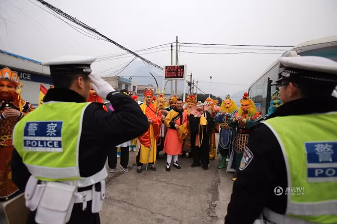 Cảnh sát giao thông và "Thầy trò Đường Tăng" cùng "các quan nhà trời, yêu tinh" chào nhau sau khi kiểm tra bằng lái