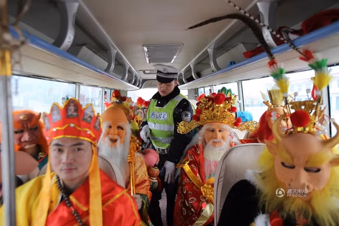 Một Cảnh sát giao thông lên kiểm tra xe và ngạc nhiên khi phát hiện ngoài "thầy trò Đường Tăng" còn có hàng chục "thánh, thần" và "yêu tinh"