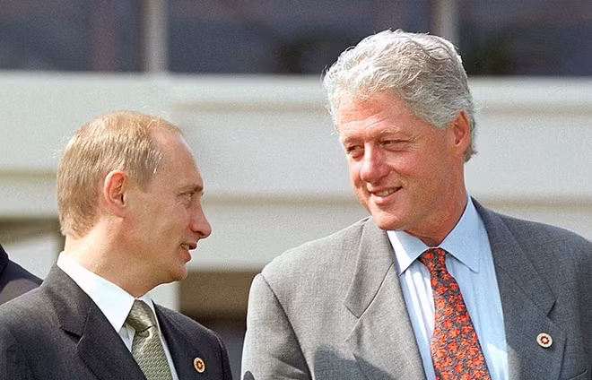 Tổng thống Nga Vladimir Putin và cựu Tổng thống Mỹ Bill Clinton. Ảnh: TASS