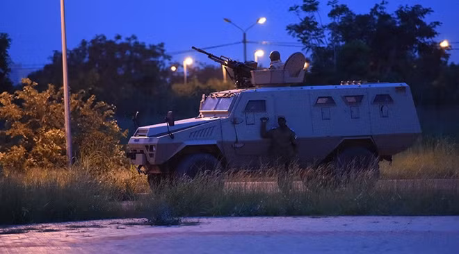 Quân đội Burkina-Faso triển khai lực lượng truy tìm nhóm nghi phạm khủng bố. Ảnh: Sky News