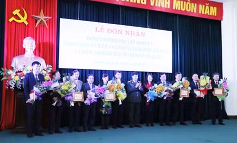 Thứ trưởng Bùi Văn Nam trao Kỷ niệm chương “Bảo vệ An ninh Tổ quốc” tặng lãnh đạo các đơn vị trực thuộc Bộ GD&ĐT.