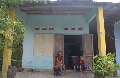 Căn nhà cấp bốn xiêu vẹo của mẹ con người đàn bà không ngủ.
