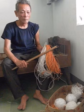 Công việc của ông THành mỗi ngày là bện dây thừng đem bán. Công việc của ông THành mỗi ngày là bện dây thừng đem bán.