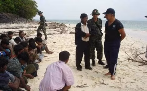 Ông Manus ( đứng, đội mũ lưỡi trai, bên phải ngoài cùng) trong chuyến thị sát tại đảo Koh Sai Daeng.
