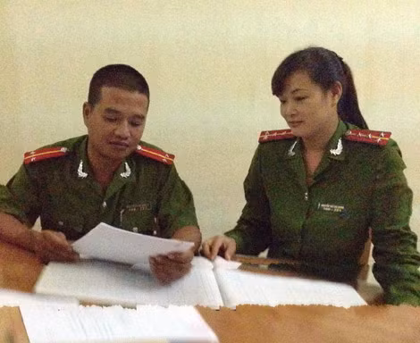Quản giáo Nguyễn Phi Hùng đang trao đổi kinh nghiệm làm việc với đồng nghiệp.