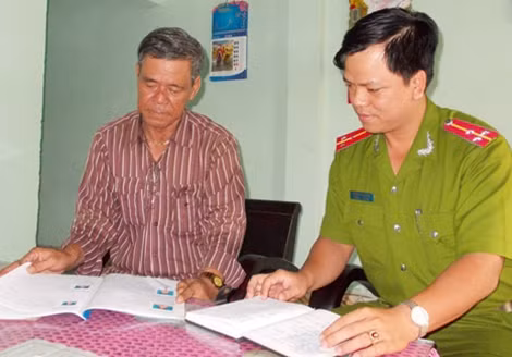 Cán bộ Công an phường Hòa Hiệp Bắc trao đổi với ông Kính về tình hình ANTT địa bàn.