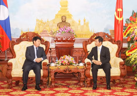 Thứ trưởng Bùi Văn Nam cùng Đại sứ đặc mệnh toàn quyền Cộng hòa Dân chủ Nhân dân Lào tại Việt Nam Somphon Sichalon tại buổi gặp. Ảnh Việt Hưng.