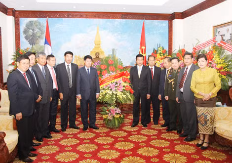 Thứ trưởng Bùi Văn Nam; Đại sứ đặc mệnh toàn quyền Cộng hòa Dân chủ Nhân dân Lào tại Việt Nam Somphon Sichalon và các đại biểu tại buổi gặp. Ảnh Việt Hưng
