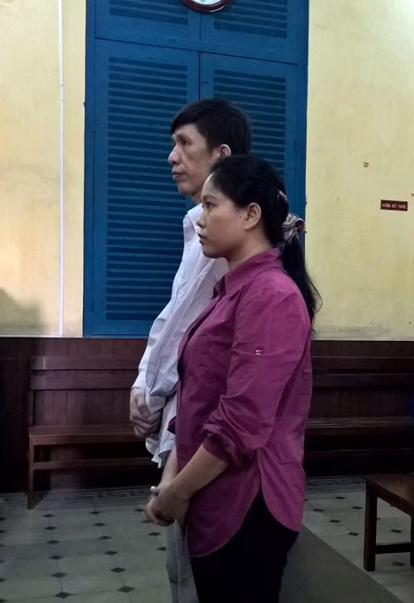 Vợ chồng Lan và Hổ tại phiên xử.