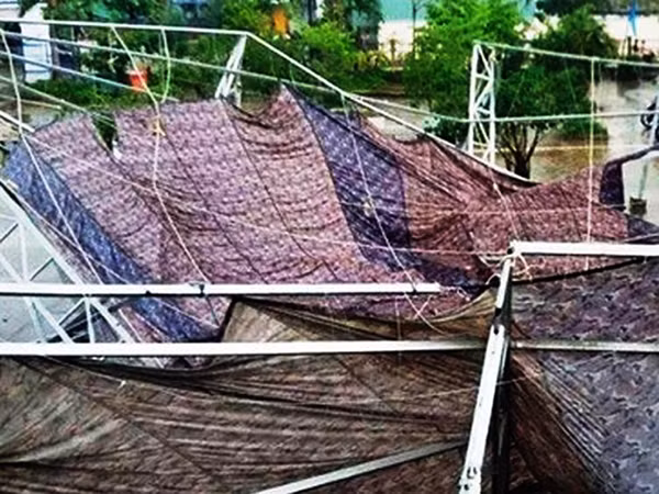 Mái che sau khi bị sập.