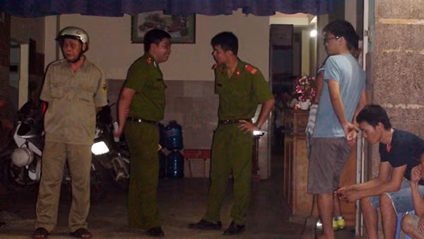 Lực lượng chức năng phong tỏa khu vực để khám nghiệm hiện trường, khám nghiệm tử thi.