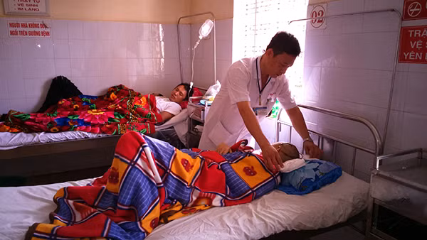 Hai mẹ con chị Hạnh vẫn được các bác sỹ chăm sóc đặc biệt dù đã qua cơn nguy kịch.