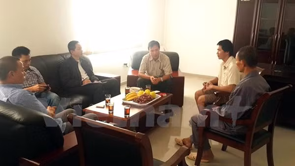 Cán bộ Đại sứ quán Việt Nam làm việc với Công ty Giang Tô. Ảnh: Hồng-Bình/Vietnam+.