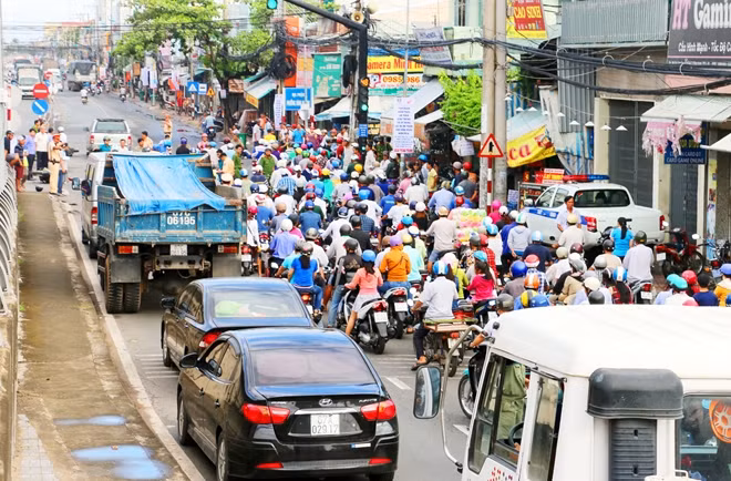 Do vụ tại nạn xảy ra ngay khu vực dốc cầu, nên nhiều phương tiện khó khăn trong việc di chuyển.