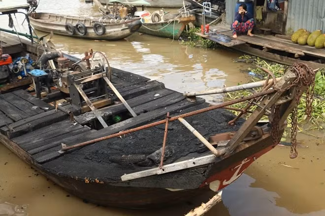 Chiếc ghe bị hư hỏng nặng.