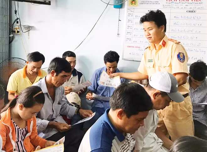 Cán bộ Phòng Cảnh sát giao thông đường thủy Công an TP Cần Thơ phát tờ rơi tuyên truyền cho người dân.