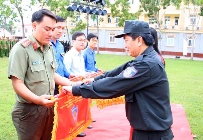 Thượng tá Nguyễn Tấn Phúc, Trung đoàn Trưởng Trung đoàn CSCĐ Tây Nam Bộ tặng cờ lưu niệm cho các đơn vị tham gia Lễ kỷ niệm.