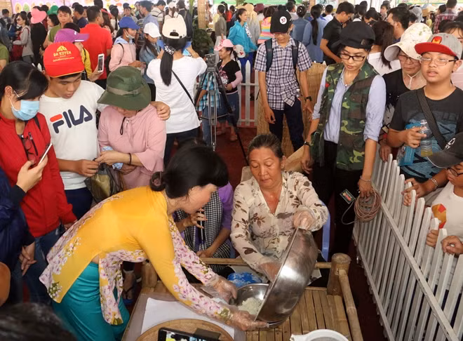 Hàng trăm ngàn du khách từ khắp các tỉnh thành đổ về tham quan tại Lễ hội bánh dân gian Nam Bộ 2018.