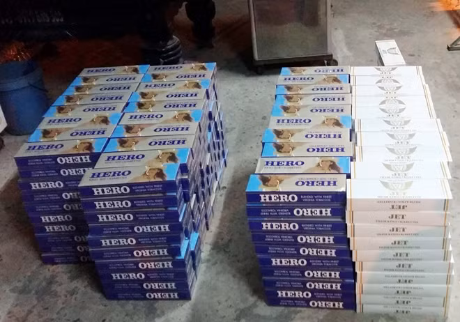 Tài xế bỏ trốn, để lại hàng ngàn bao thuốc lá lậu.