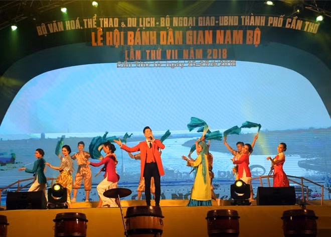 Ca sĩ Nguyễn Phi Hùng biểu diễn tại đêm Khai mạc.