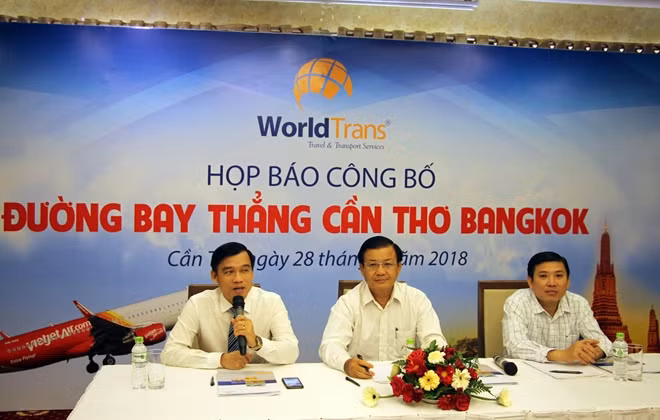 Đại diện WorldTrans thông tin về đường bay thẳng Cần Thơ - Bangkok - Cần Thơ.
