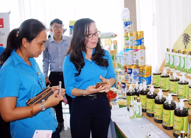 Đại biểu tham quan các mô hình cung ứng hàng hóa thiết yếu Việt Nam tại KCX, KCN.