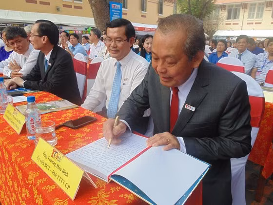 Phó Thủ tướng Trương Hòa Bình viết lưu bút khi trở lại ngôi trường mà ông từng gắn bó. Phó Thủ tướng Trương Hòa Bình viết lưu bút khi trở lại ngôi trường mà ông từng gắn bó.