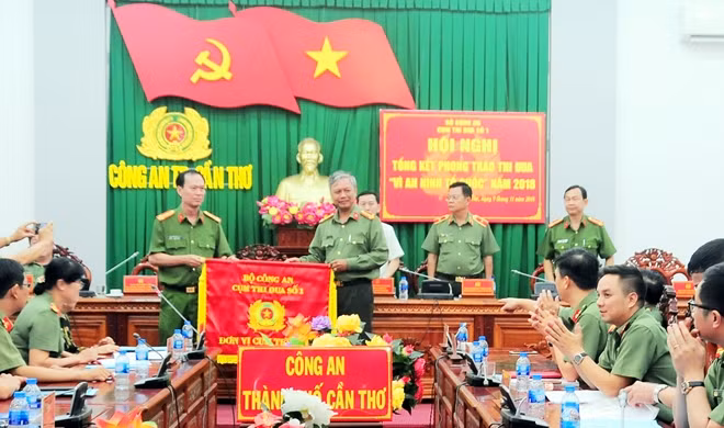 Công an TP Cần Thơ trao Cờ đơn vị Cụm trưởng Cụm thi đua năm 2019 cho Công an TP Đà Nẵng.