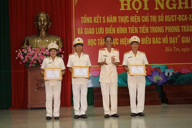 Thiếu tướng Nguyễn Văn Hoàng, Giám đốc Công an tỉnh Bến Tre trao khen thưởng các cá nhân, tập thể xuất sắc.