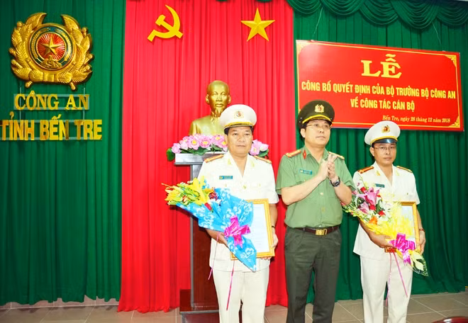 Đại tá Lê Minh Thảo thừa ủy quyền Bộ trưởng Bộ Công an trao Quyết định bổ nhiệm PGĐ cho Đại tá Phạm Văn Ngót và Trung tá Phạm Thanh Tùng.